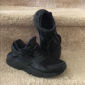Used black Air Huaraches